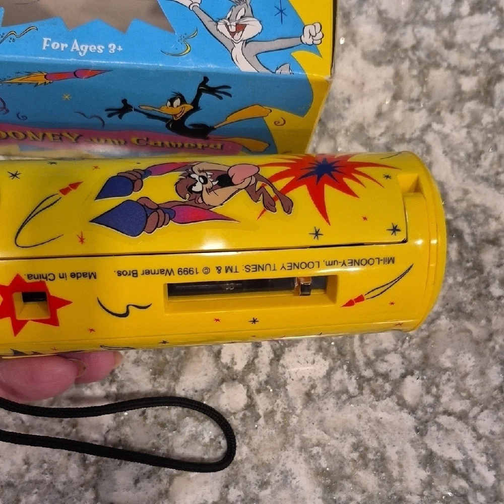 Looney Tunes Mil-LOONEY-um Camera millinium Y2K 2000 Limited Edition